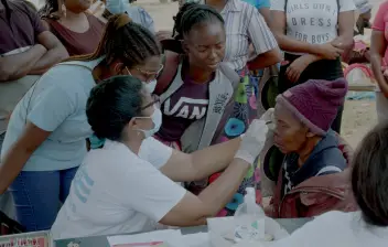 Atención ocular a la población rural de Mozambique