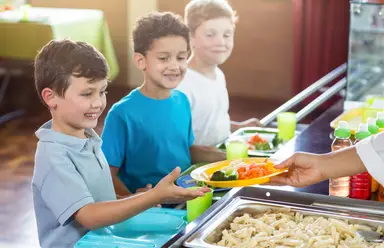 Becas comedor para niños y niñas en riesgo de pobreza