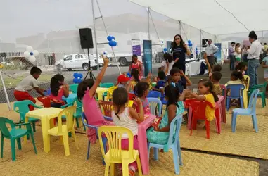 Reconstrucción de un colegio y de las vías de acceso en Esmeraldas