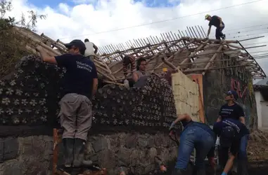 Ayuda en la emergencia en Ecuador