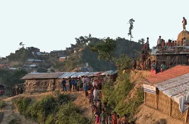 La violencia y los tifones amenazan a los niños rohingya