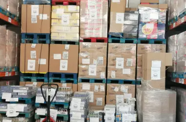 Entrega de bienes de primera necesidad a los afectados por la erupción