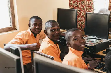 Creación de oportunidades laborales mediante acceso a Internet en Ghana