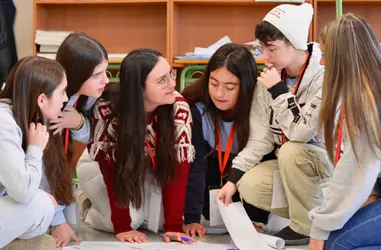 Atención integral a adolescentes vulnerables afectados por la brecha digital