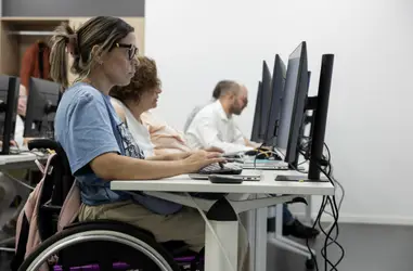Becas digitales para la inserción laboral de jóvenes con discapacidad en profesiones tecnológicas