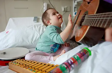 Musicoterapia para niños, niñas y jóvenes ingresados en el hospital