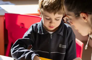 Estimulación transcraneal para mejorar las capacidades de niños con trastornos neurológicos 