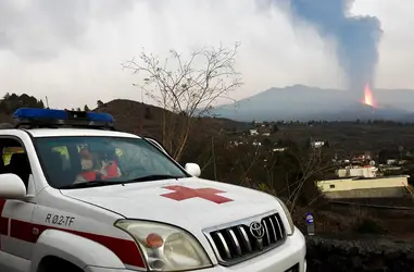 Ayuda de emergencia a las personas que han sido evacuadas por la erupción de La Palma