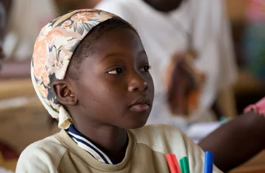 Para la educación de 140 niñas