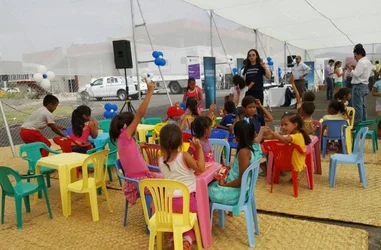 Reconstrucción de un colegio y de las vías de acceso en Esmeraldas