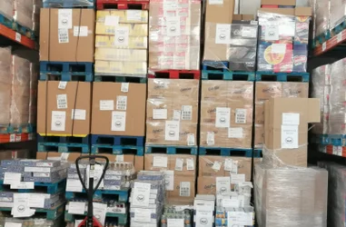 Entrega de bienes de primera necesidad a los afectados por la erupción