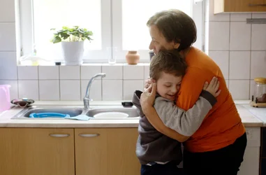 Becas de alimentación y productos básicos para familias con niñ@s en acogida en familia extensa