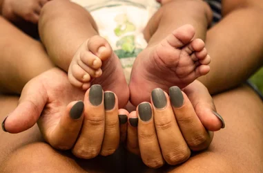 Apoyo a familias monomarentales. Por una infancia sana, segura y feliz.