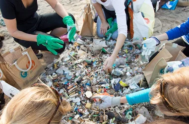 Limpiezas de playas con jóvenes en Baleares