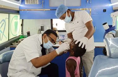 Clínica dental móvil en los slums de Calcuta
