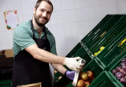 Voluntario organizando verduras