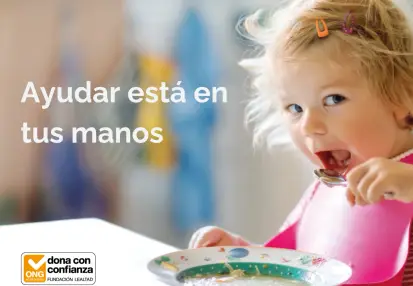 Niña pequeña comiendo