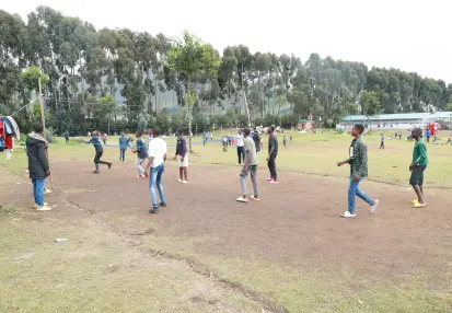 Chicos jugando al volleyball.