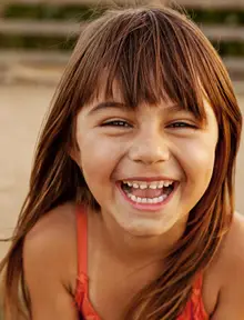 Una niña sonriendo