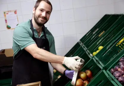 Voluntario organizando verduras