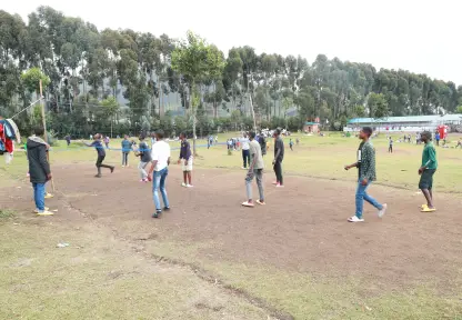 Chicos jugando al volleyball.