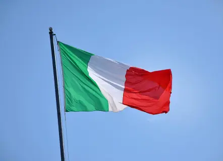 La bandera de Italia ondeando contra un cielo azul
