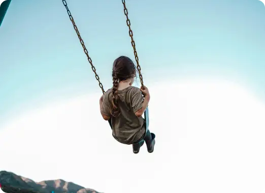 Ilustración gráfica de asociaciones internacionales: mapa estilizado o globo que representa proyectos en varios países