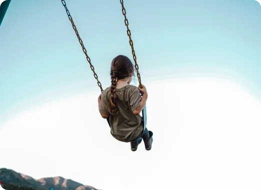 Ilustración gráfica de asociaciones internacionales: mapa estilizado o globo que representa proyectos en varios países