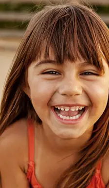 Una niña sonriendo