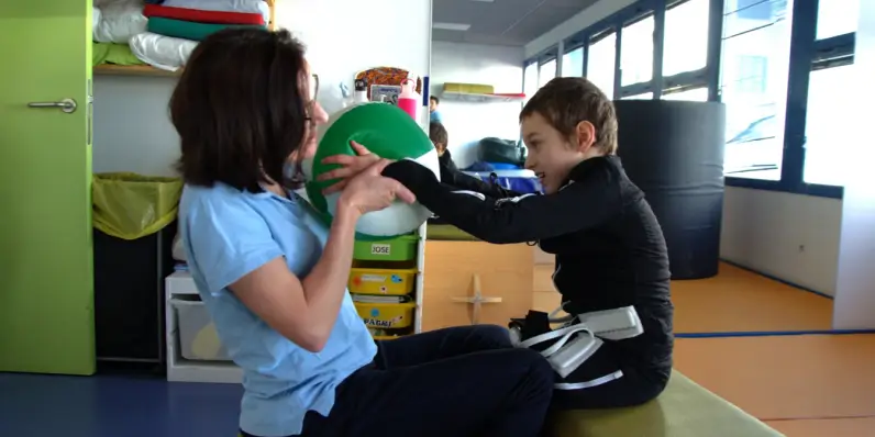 Traje de neuromodelación para el tratamiento de personas con parálisis cerebral 