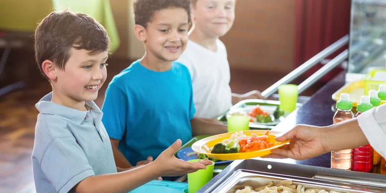 Becas comedor para niños y niñas en riesgo de pobreza