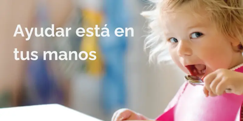 Niña pequeña comiendo