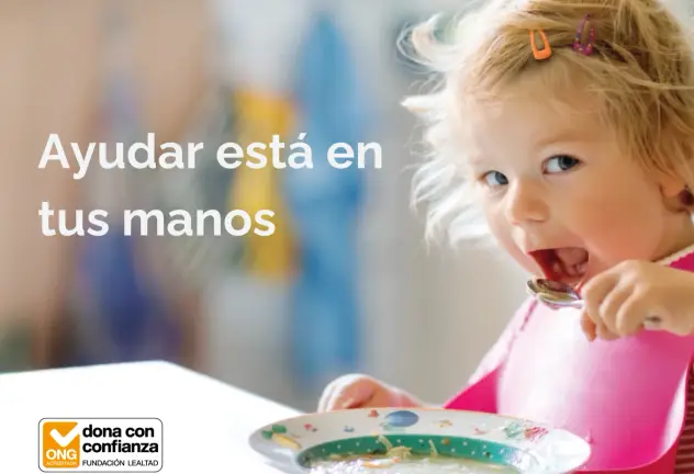 Niña pequeña comiendo