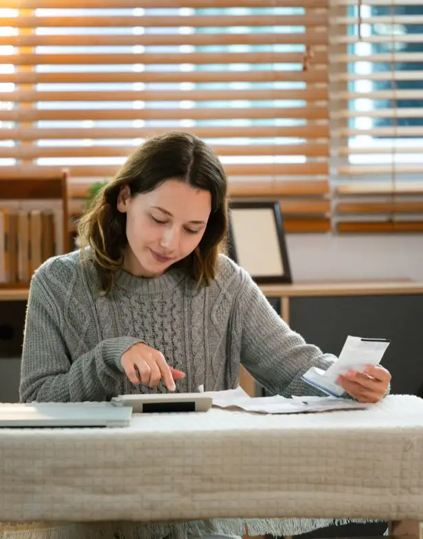 Una empleada revisant la seva nòmina al seu escriptori