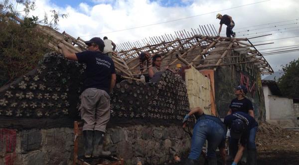 Ayuda en la emergencia en Ecuador