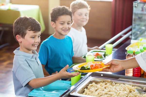 Becas comedor para niños y niñas en riesgo de pobreza